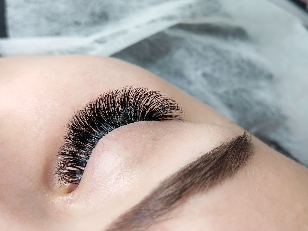 Lash Extensions in Beauty Salon 